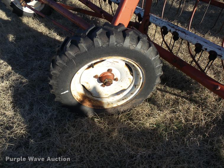 image for item DG9560 Hesston 3900 hay rake