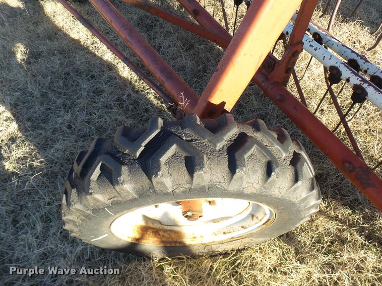 image for item DG9560 Hesston 3900 hay rake