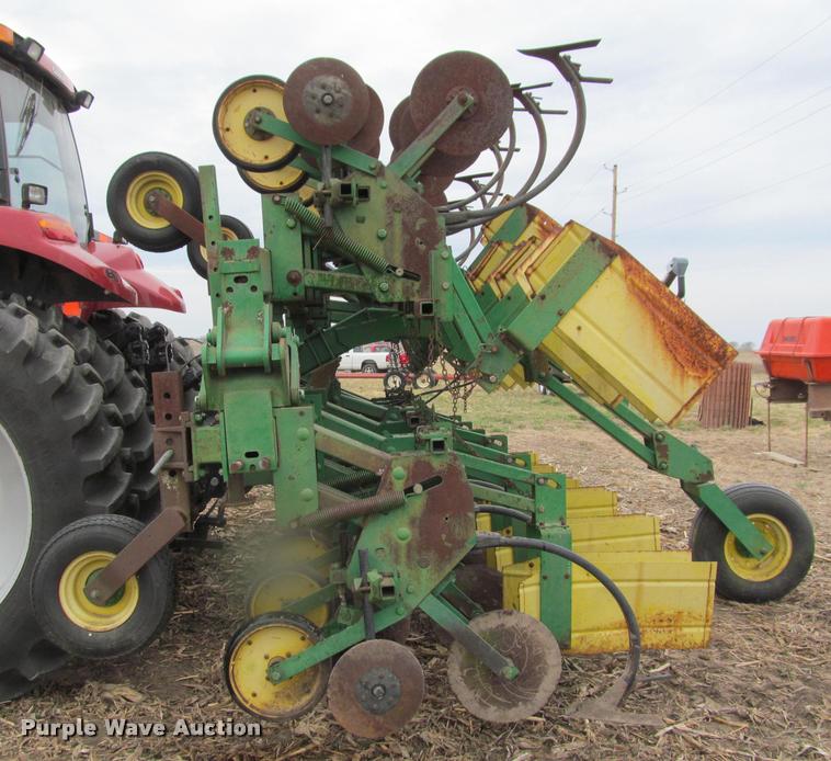image for item DT9659 John Deere 855 cultivator