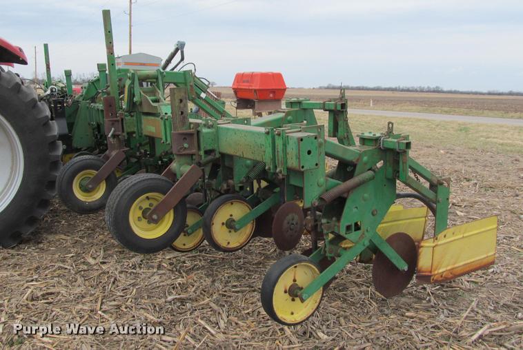 image for item DT9659 John Deere 855 cultivator