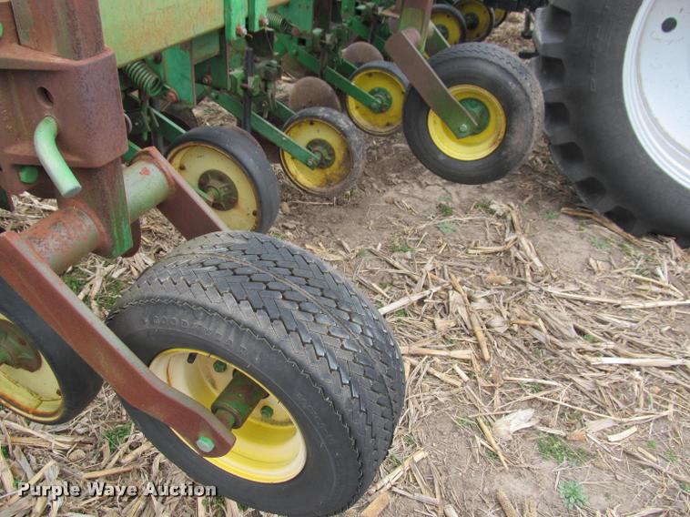 image for item DT9659 John Deere 855 cultivator