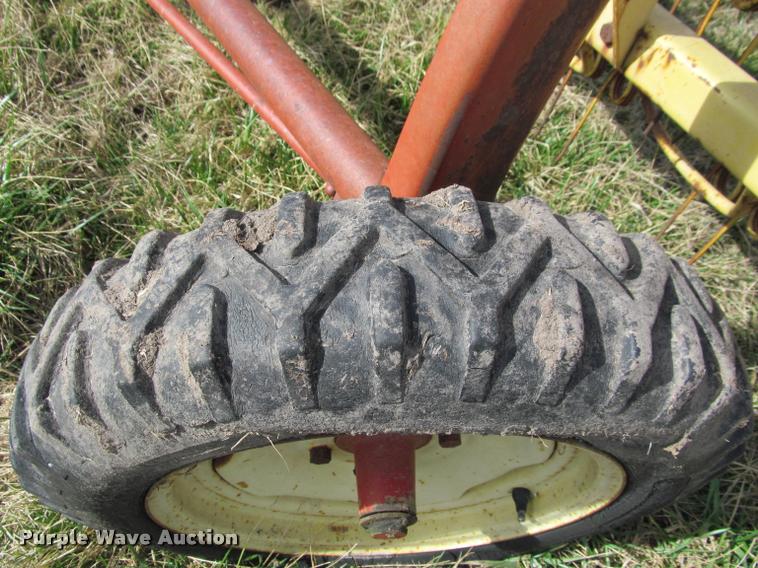 image for item DT9678 New Holland 258 hay rake