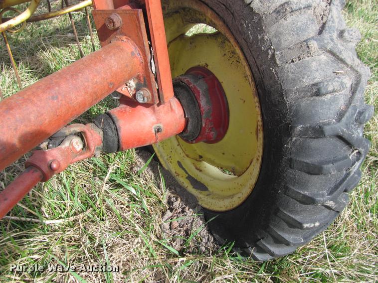 image for item DT9678 New Holland 258 hay rake