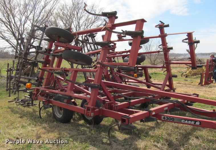 image for item DT9681 Case IH 4300 field cultivator