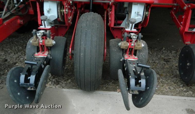 image for item K2701 2013 Massey-Ferguson White 8200 no-till planter