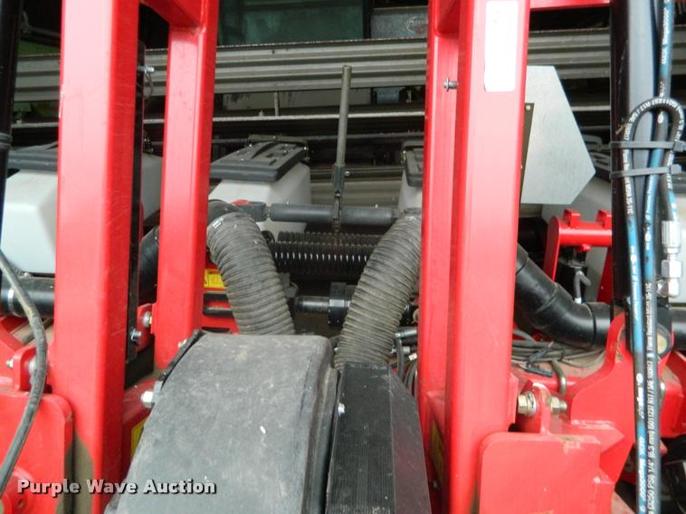 image for item K2701 2013 Massey-Ferguson White 8200 no-till planter