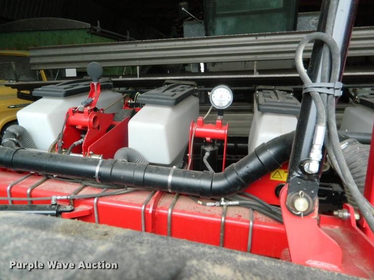 image for item K2701 2013 Massey-Ferguson White 8200 no-till planter