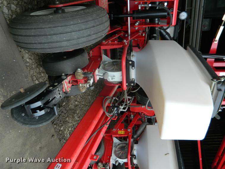 image for item K2701 2013 Massey-Ferguson White 8200 no-till planter