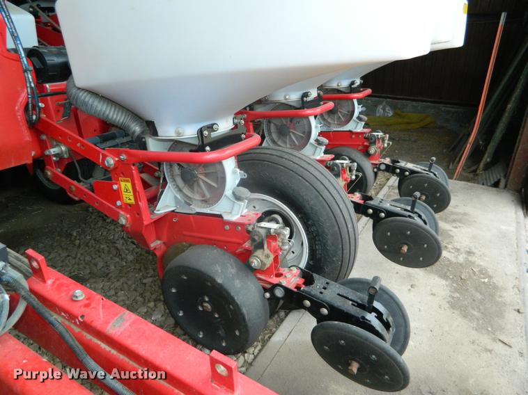 image for item K2701 2013 Massey-Ferguson White 8200 no-till planter
