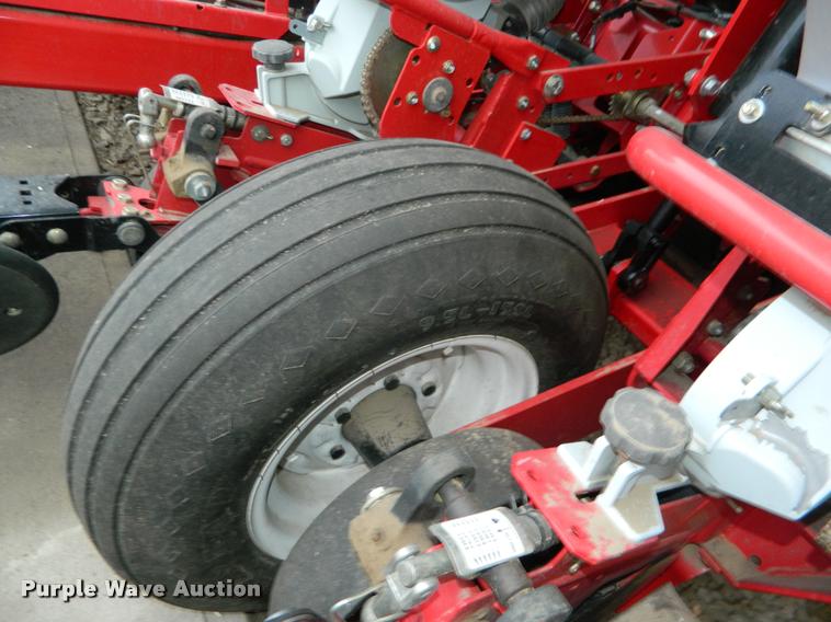 image for item K2701 2013 Massey-Ferguson White 8200 no-till planter