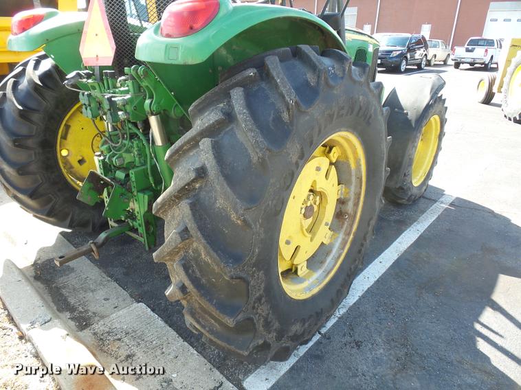 image for item L4647 2003 John Deere 6420 tractor