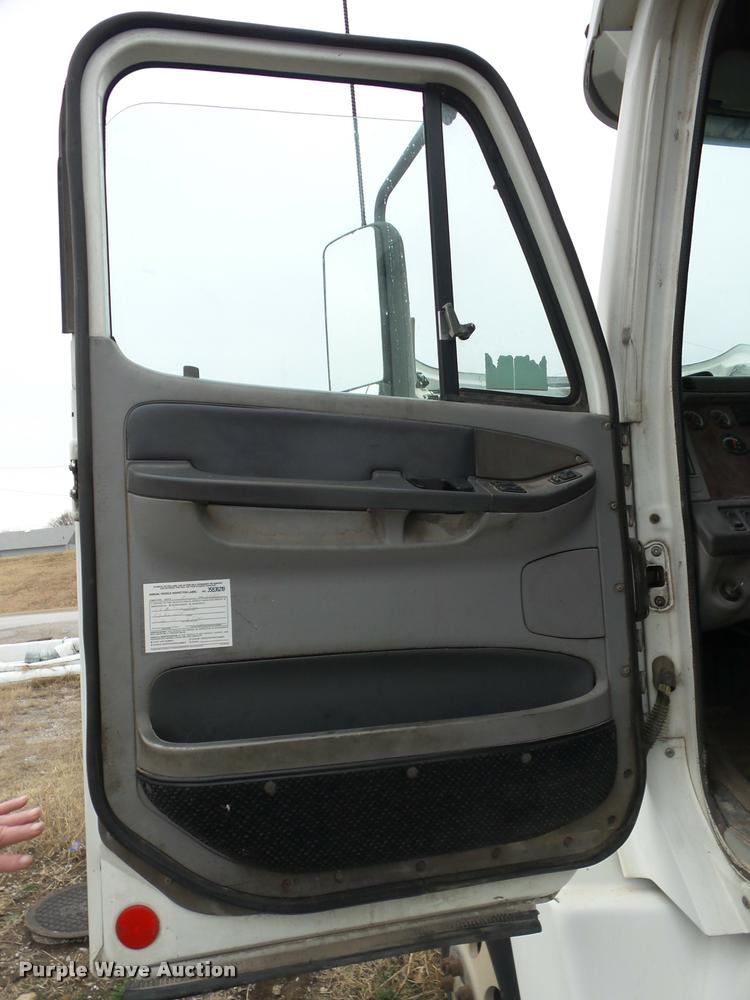 image for item AG9253 1998 Freightliner Century Class semi truck