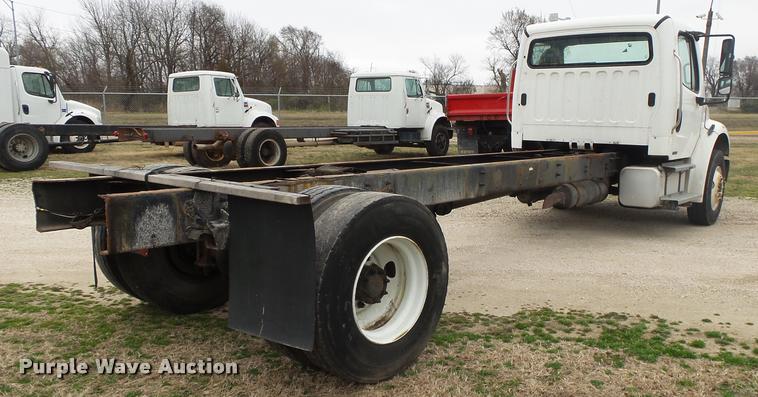 image for item DA2567 2007 Freightliner Business Class M2 truck cab and chassis