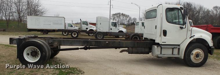 image for item DA2567 2007 Freightliner Business Class M2 truck cab and chassis