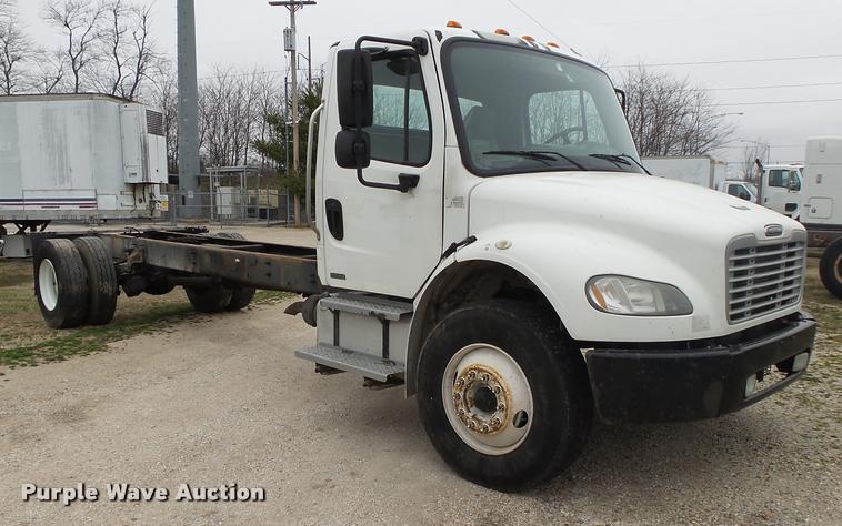 image for item DA2567 2007 Freightliner Business Class M2 truck cab and chassis