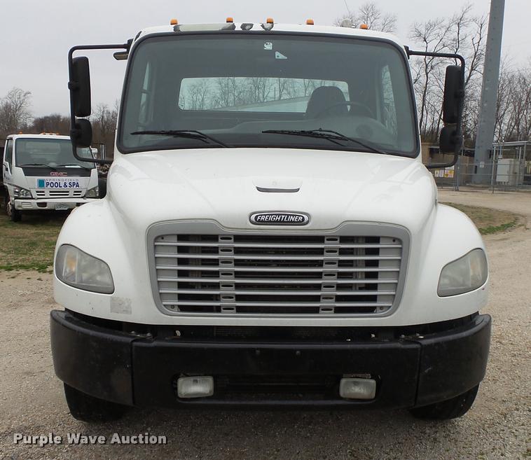 image for item DA2567 2007 Freightliner Business Class M2 truck cab and chassis