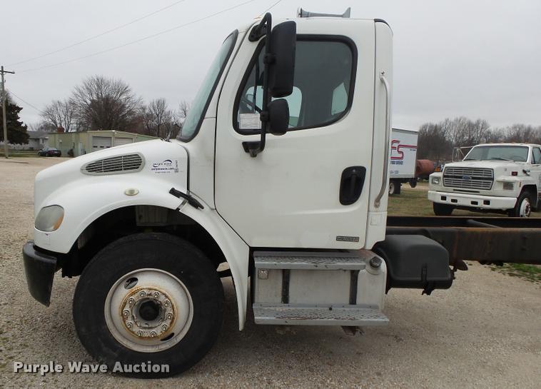 image for item DA2567 2007 Freightliner Business Class M2 truck cab and chassis
