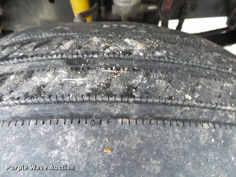 image for item DA2567 2007 Freightliner Business Class M2 truck cab and chassis