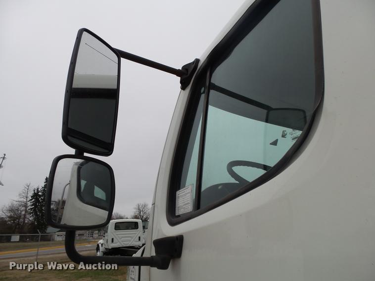 image for item DA2567 2007 Freightliner Business Class M2 truck cab and chassis