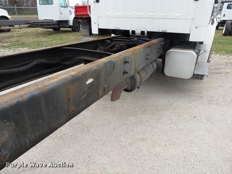 image for item DA2567 2007 Freightliner Business Class M2 truck cab and chassis