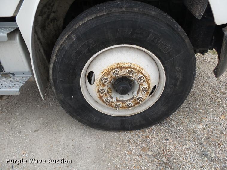 image for item DA2567 2007 Freightliner Business Class M2 truck cab and chassis