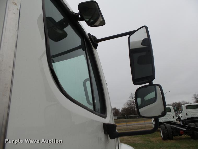 image for item DA2567 2007 Freightliner Business Class M2 truck cab and chassis