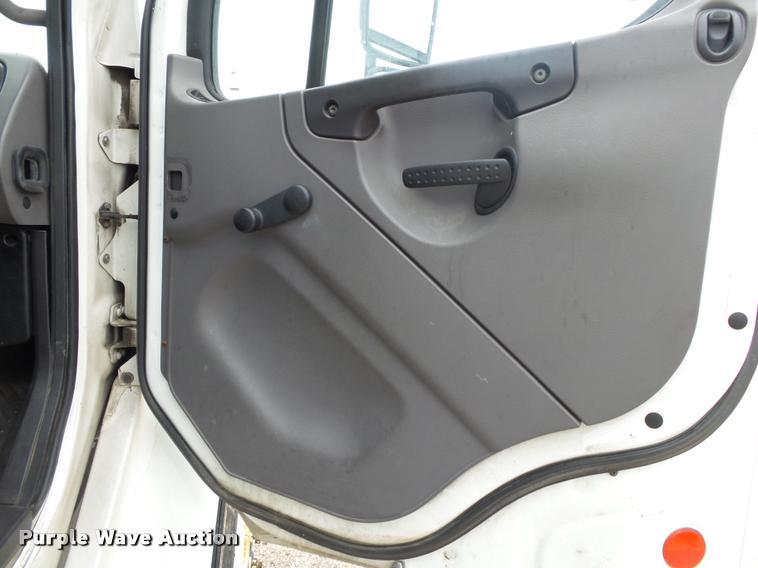 image for item DA2567 2007 Freightliner Business Class M2 truck cab and chassis