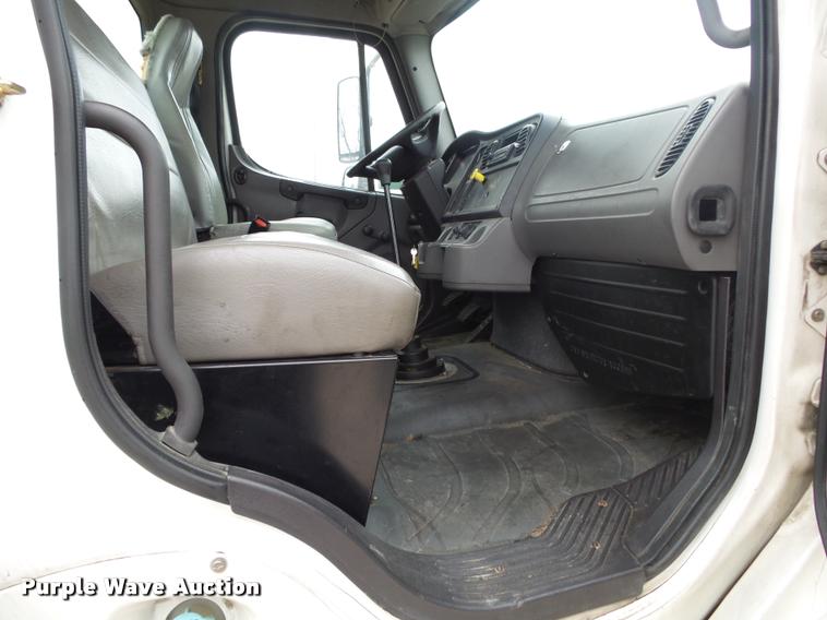 image for item DA2567 2007 Freightliner Business Class M2 truck cab and chassis