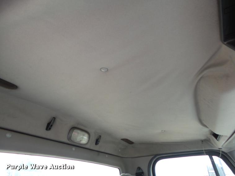 image for item DA2567 2007 Freightliner Business Class M2 truck cab and chassis