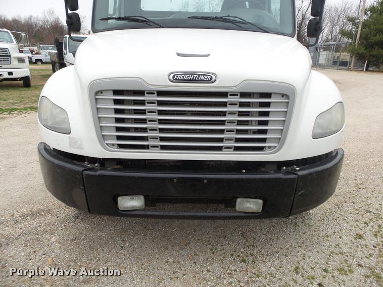 image for item DA2567 2007 Freightliner Business Class M2 truck cab and chassis