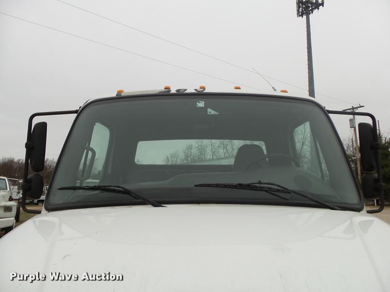 image for item DA2567 2007 Freightliner Business Class M2 truck cab and chassis