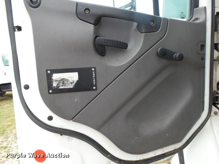 image for item DA2567 2007 Freightliner Business Class M2 truck cab and chassis