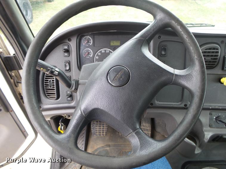 image for item DA2567 2007 Freightliner Business Class M2 truck cab and chassis