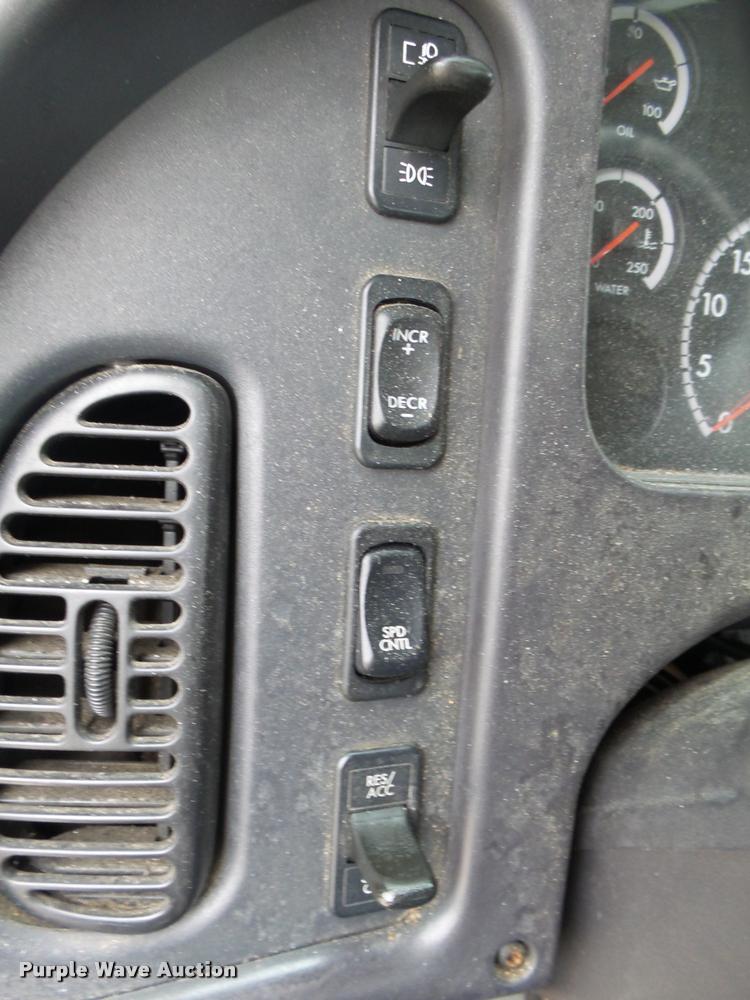 image for item DA2567 2007 Freightliner Business Class M2 truck cab and chassis