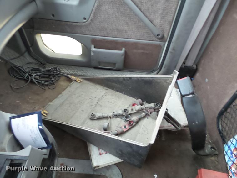 image for item DA7250 1997 Ford AT9513 Aeromax 113 semi truck