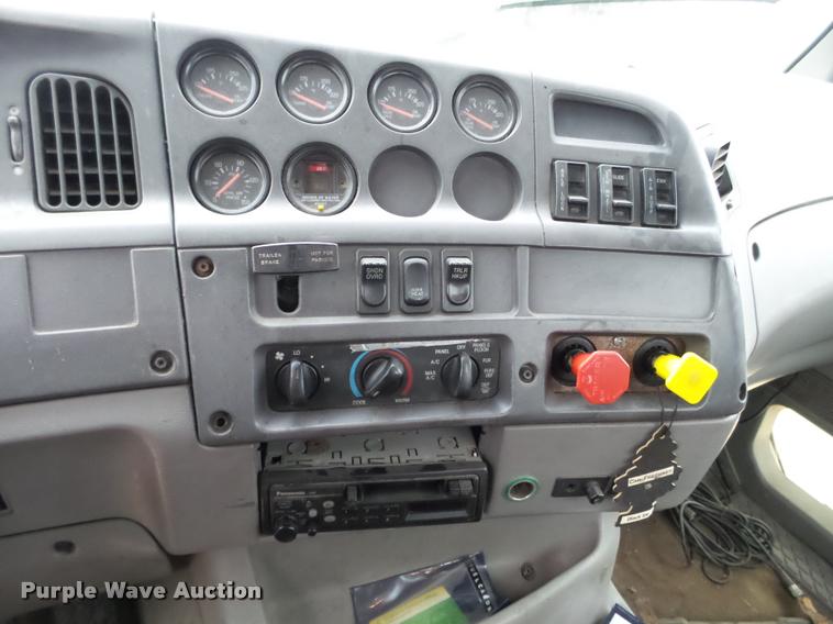 image for item DA7250 1997 Ford AT9513 Aeromax 113 semi truck