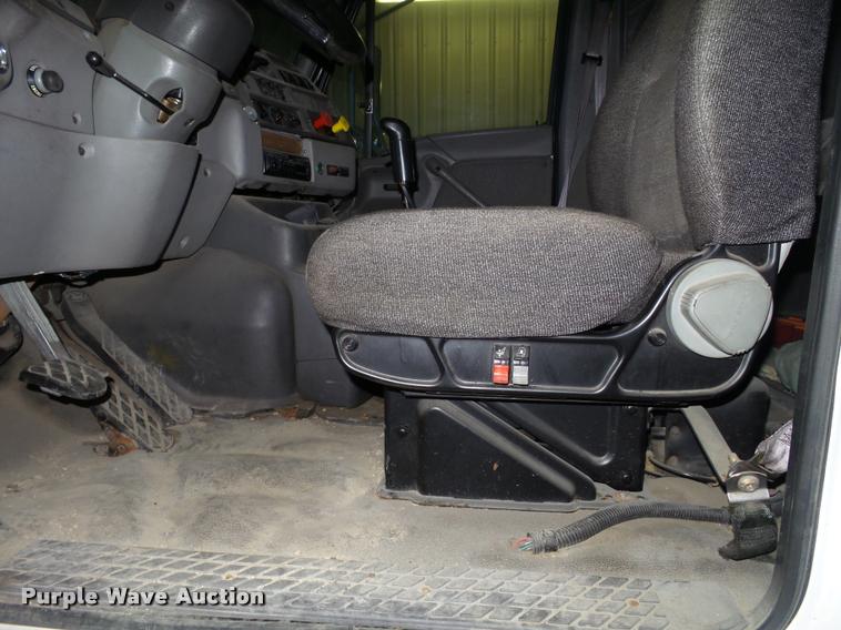 image for item DA7251 1999 Sterling A9513 semi truck