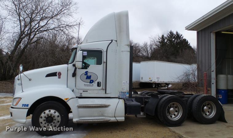 image for item DA7252 2009 Kenworth T660 semi truck