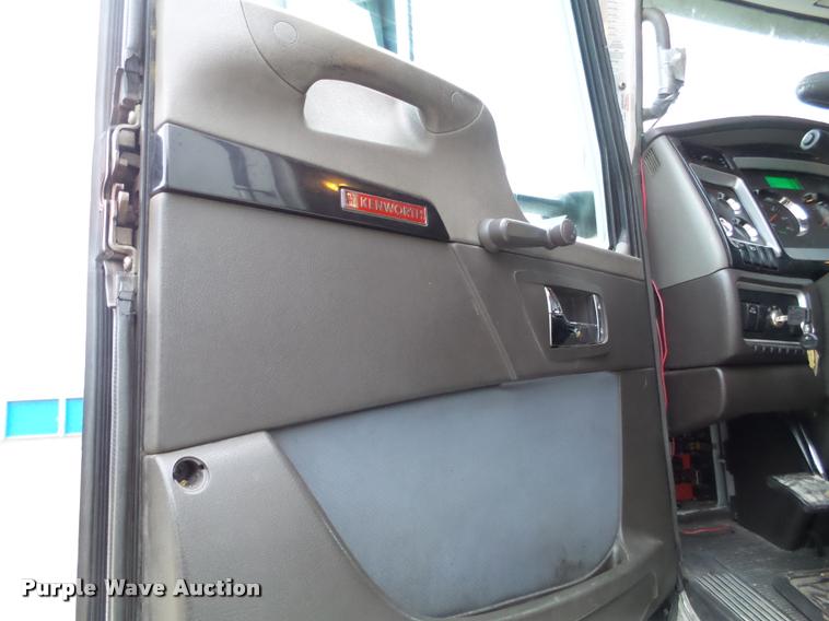 image for item DA7252 2009 Kenworth T660 semi truck
