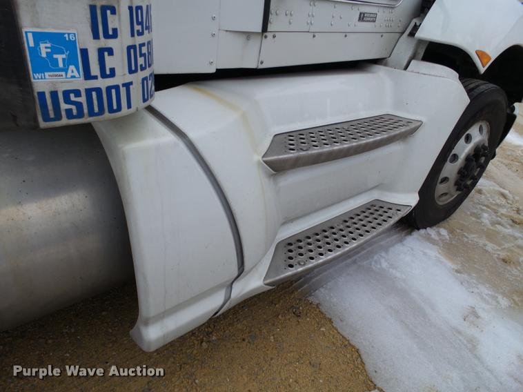 image for item DA7252 2009 Kenworth T660 semi truck