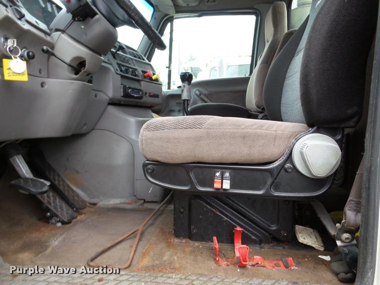 image for item DA7253 1997 Ford AT9513 Aeromax 113 semi truck