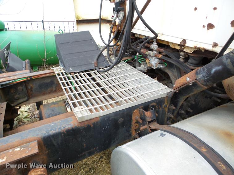 image for item DA7253 1997 Ford AT9513 Aeromax 113 semi truck