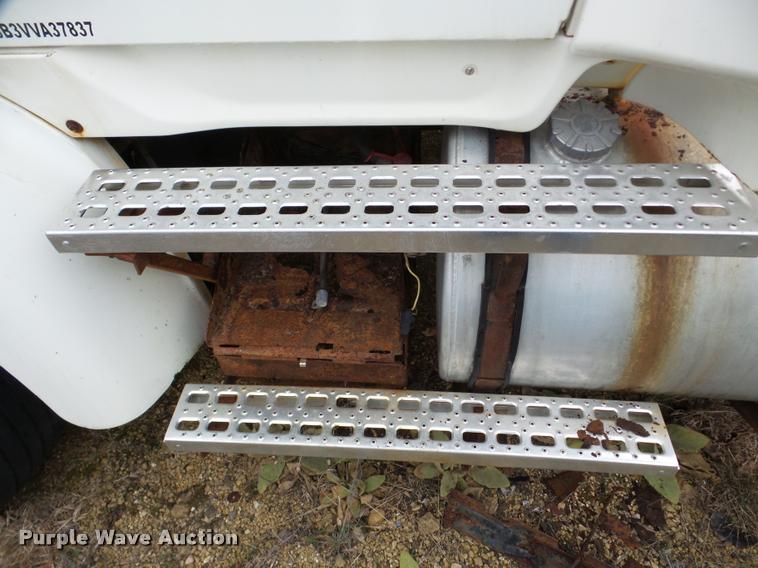 image for item DA7253 1997 Ford AT9513 Aeromax 113 semi truck