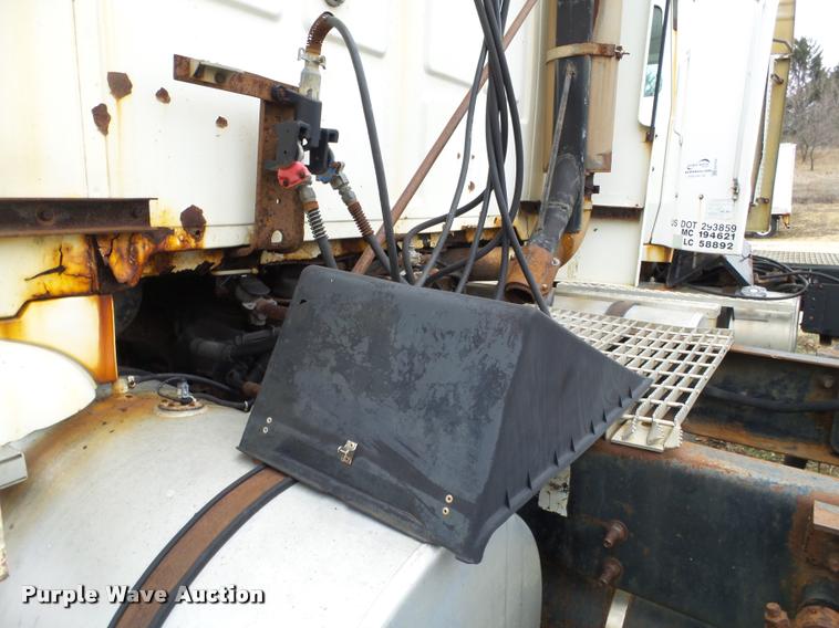 image for item DA7253 1997 Ford AT9513 Aeromax 113 semi truck