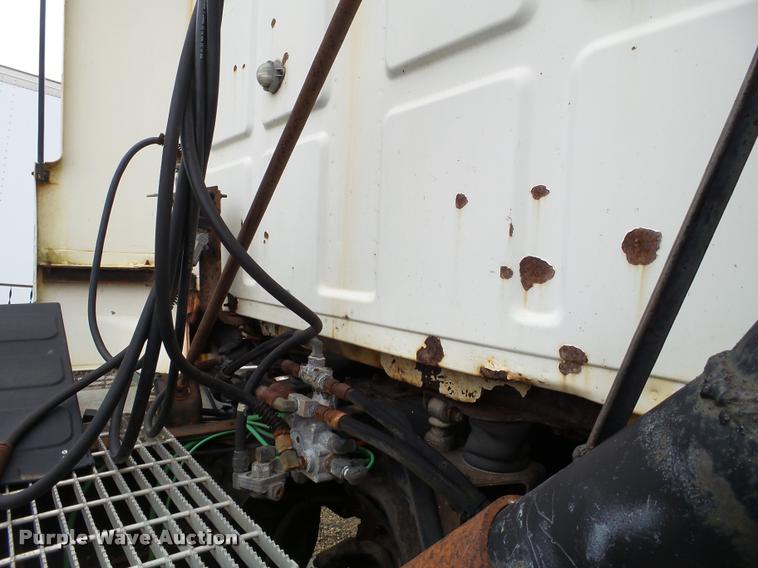 image for item DA7253 1997 Ford AT9513 Aeromax 113 semi truck