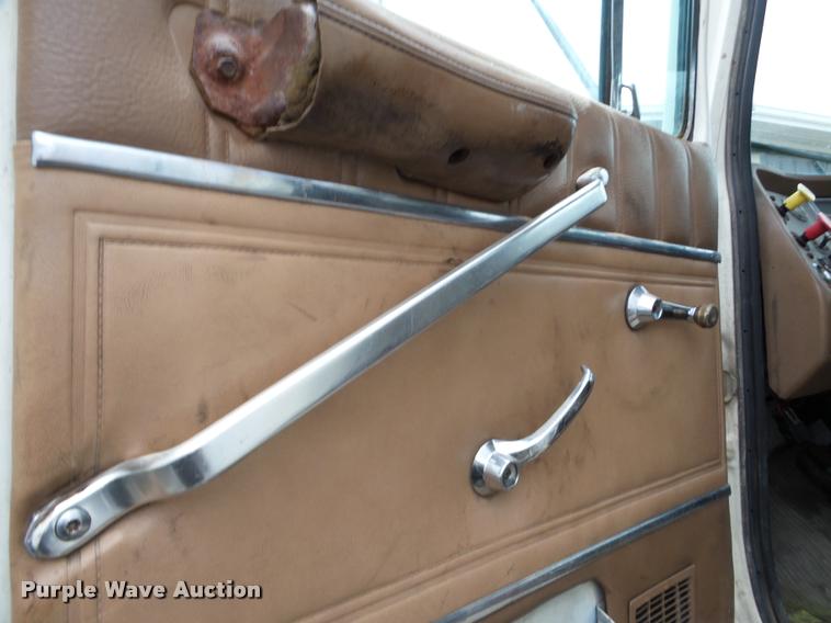 image for item DA7254 1995 Ford LTA9000 Aero Max 106 semi truck