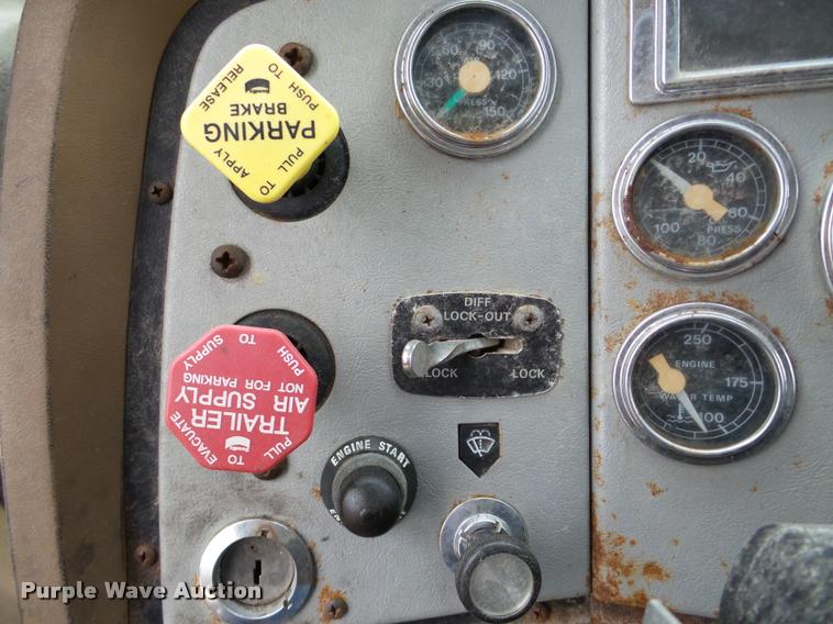 image for item DA7254 1995 Ford LTA9000 Aero Max 106 semi truck