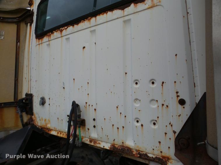 image for item DA7254 1995 Ford LTA9000 Aero Max 106 semi truck