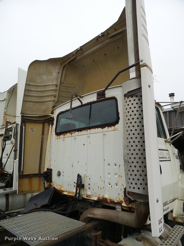 image for item DA7254 1995 Ford LTA9000 Aero Max 106 semi truck