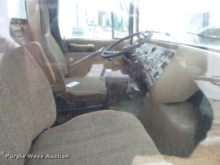 image for item DA7254 1995 Ford LTA9000 Aero Max 106 semi truck